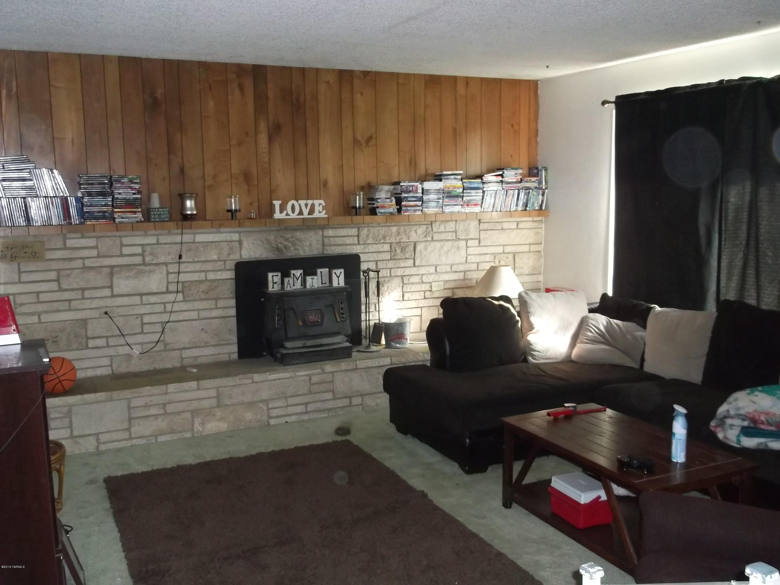 420 Albro Road Sunnyside, WA 98944 - Photo 2 of 8 a living room with furniture and a fireplace