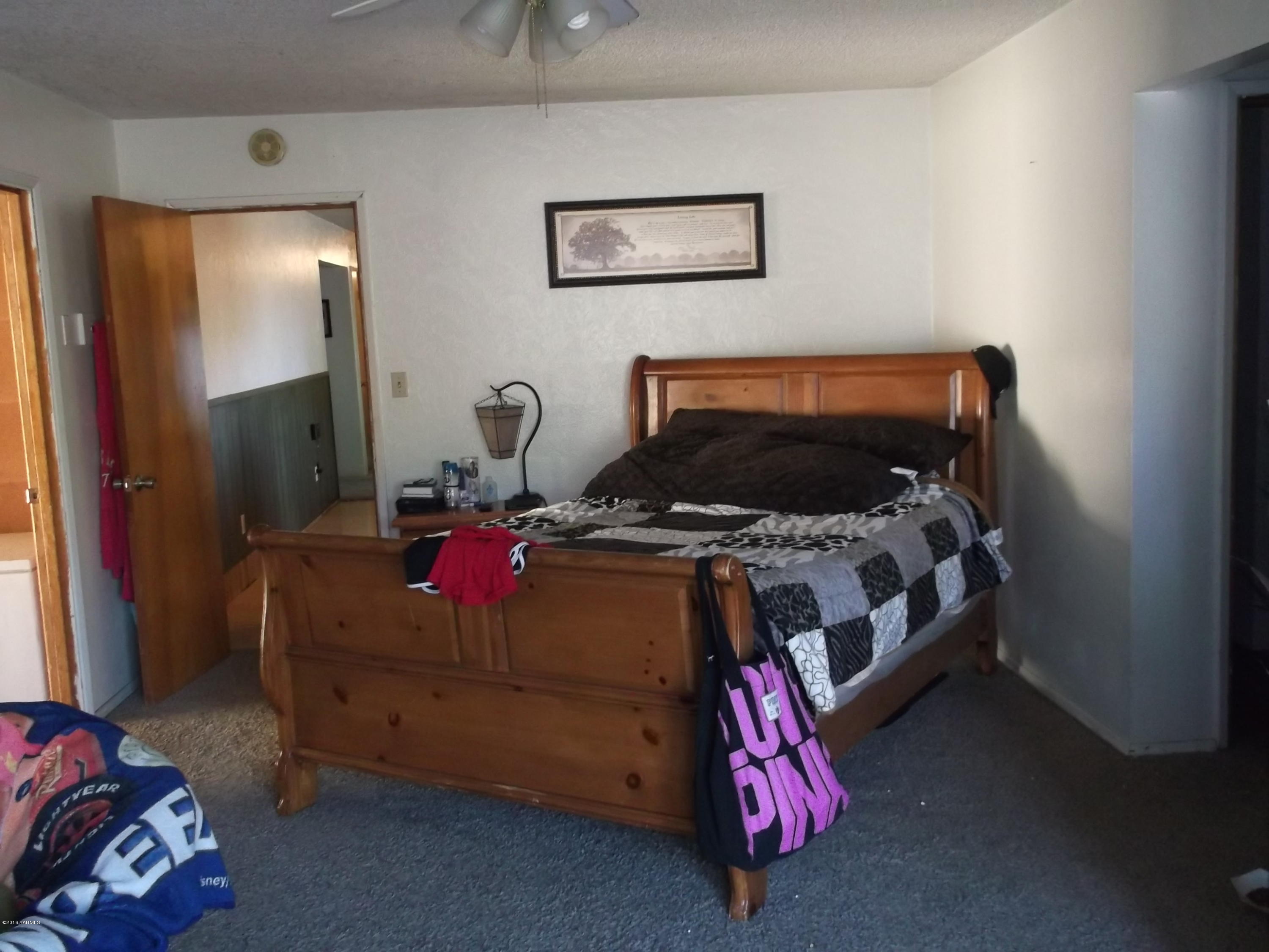 420 Albro Road Sunnyside, WA 98944 - Photo 4 of 8 a bedroom with bed and a lamp