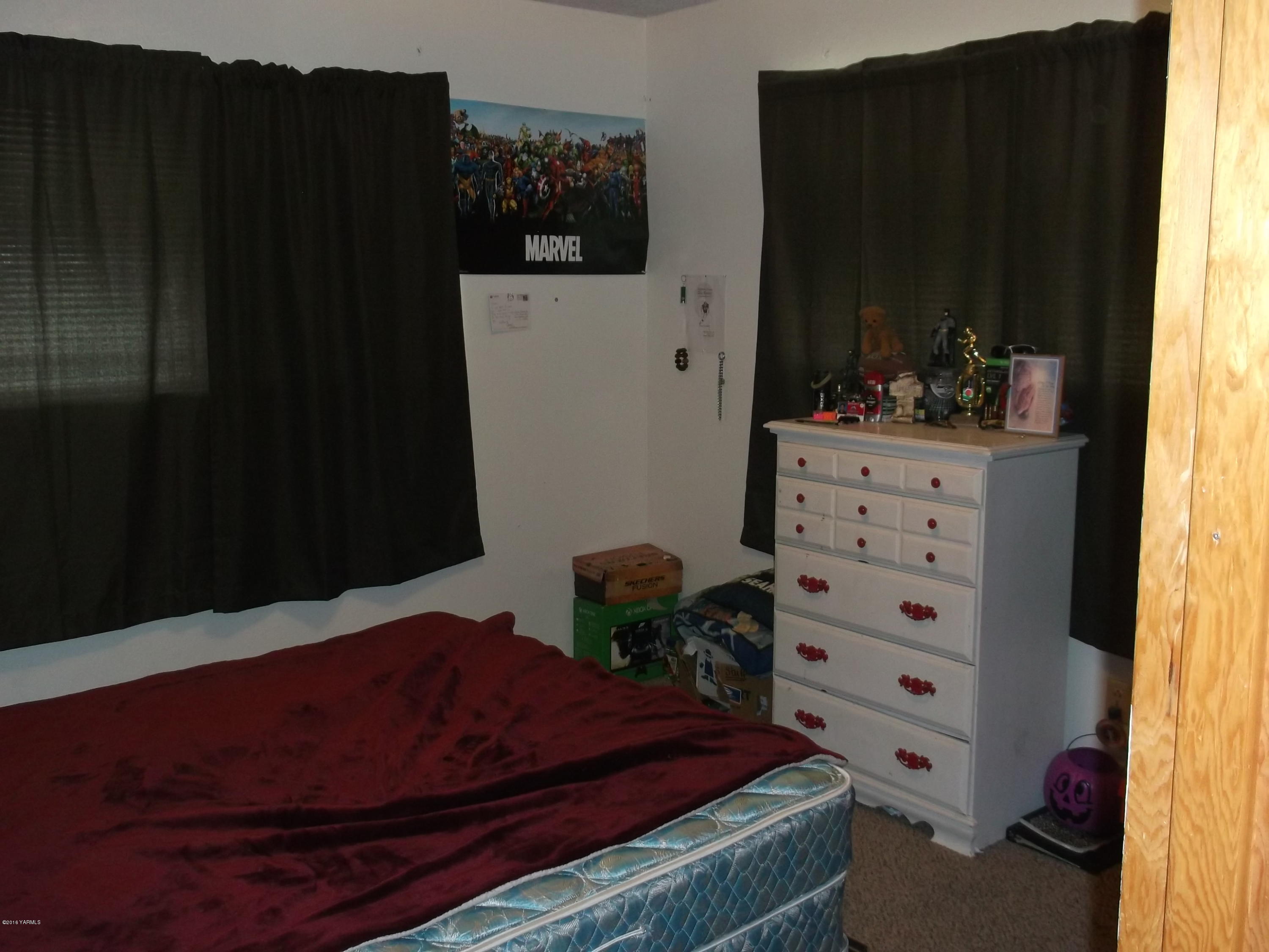 420 Albro Road Sunnyside, WA 98944 - Photo 5 of 8 a bedroom with a bed and a dresser