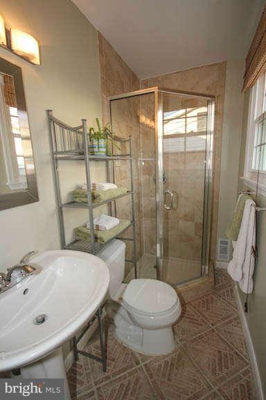 9414 Curran Road Silver Spring, MD 20901 - Photo 15 of 30 Bath (Master)