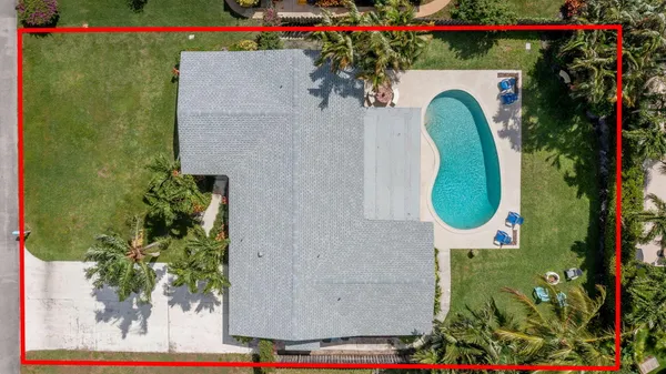 a view of entryway with outdoor area