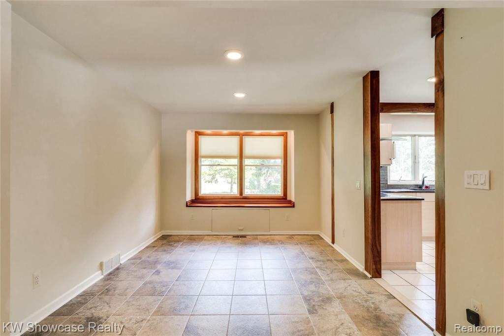 1526 Merry Road Waterford, MI 48328 - Photo 12 of 66