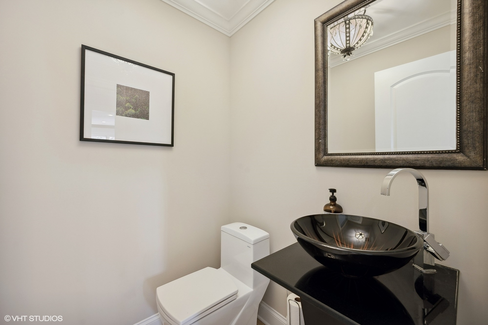 1640 Pfingsten Road Northbrook, IL 60062 - Photo 14 of 34 a bathroom with a toilet a sink and mirror