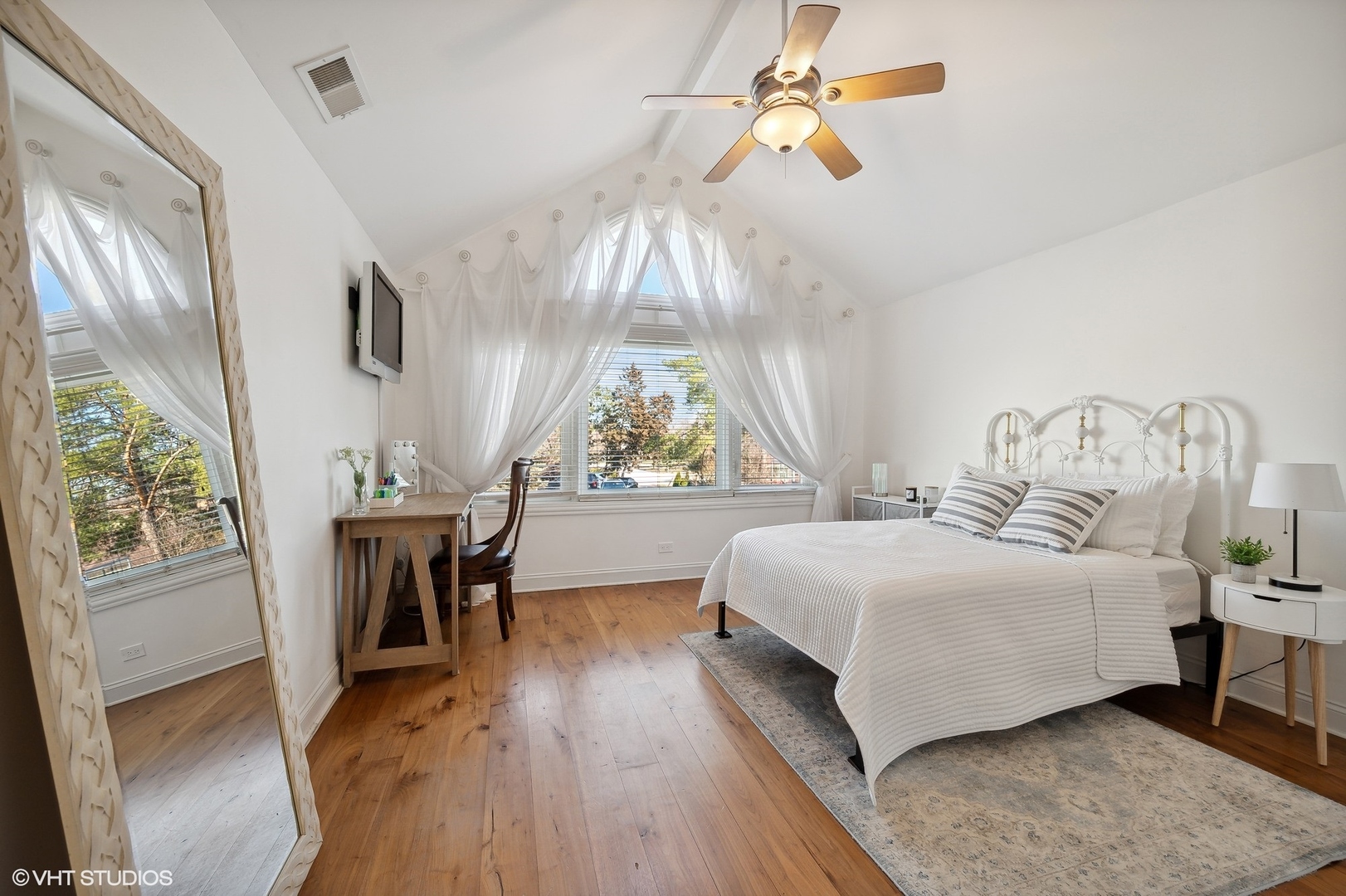 1640 Pfingsten Road Northbrook, IL 60062 - Photo 19 of 34 a bedroom with a bed and a chandelier