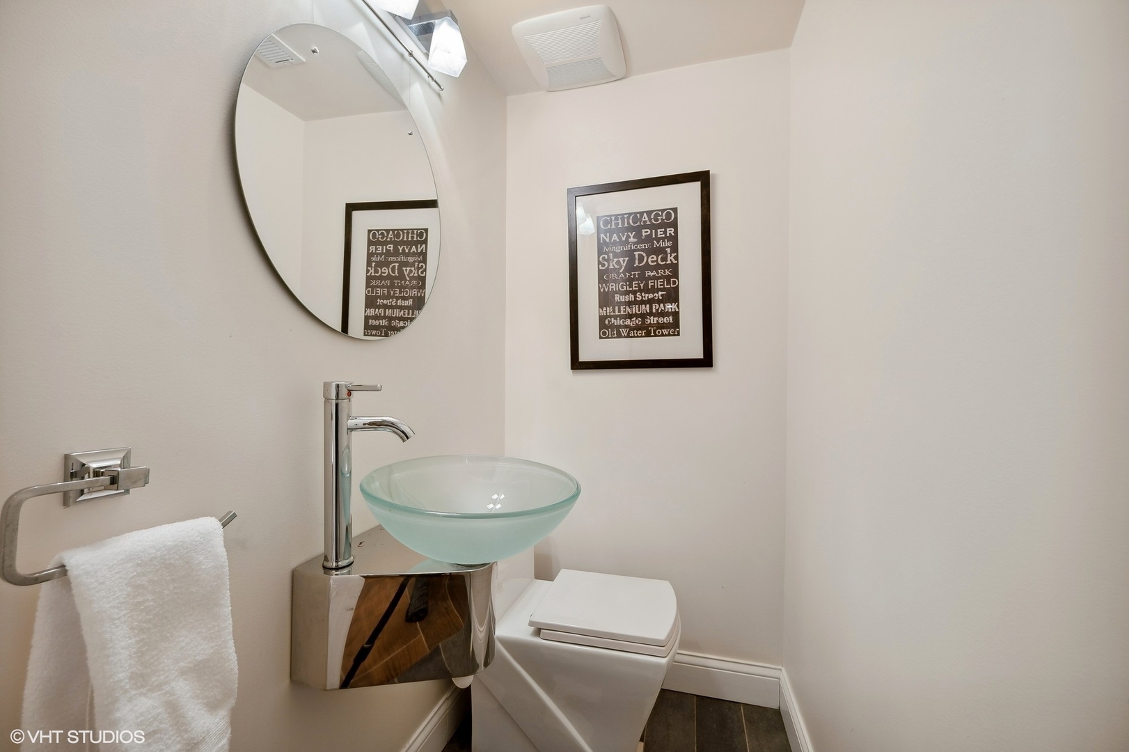 1640 Pfingsten Road Northbrook, IL 60062 - Photo 27 of 34 a bathroom with a toilet a sink and mirror