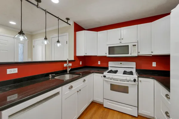 $3,200 | 32 Suffolk Court, Unit 173, Bedford, NH 03110