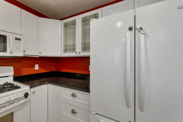 $3,200 | 32 Suffolk Court, Unit 173, Bedford, NH 03110