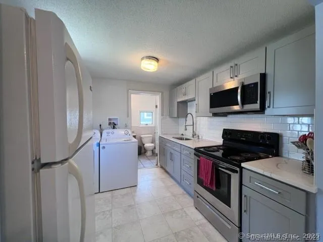 $2,500 | 40 Portland Avenue, Unit 1, Old Lyme, CT 06371