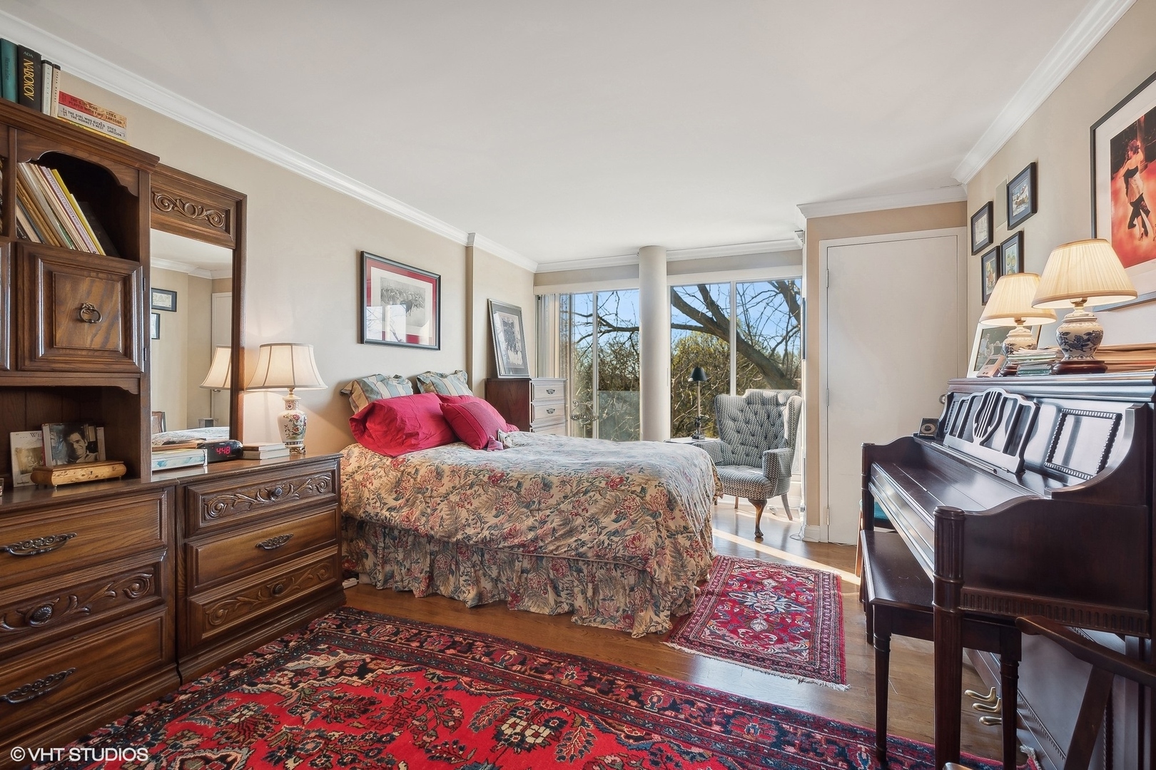 2555 Gross Point Road, Unit 412 Evanston, IL 60201 - Photo 14 of 26 a bedroom with a bed and wooden floor