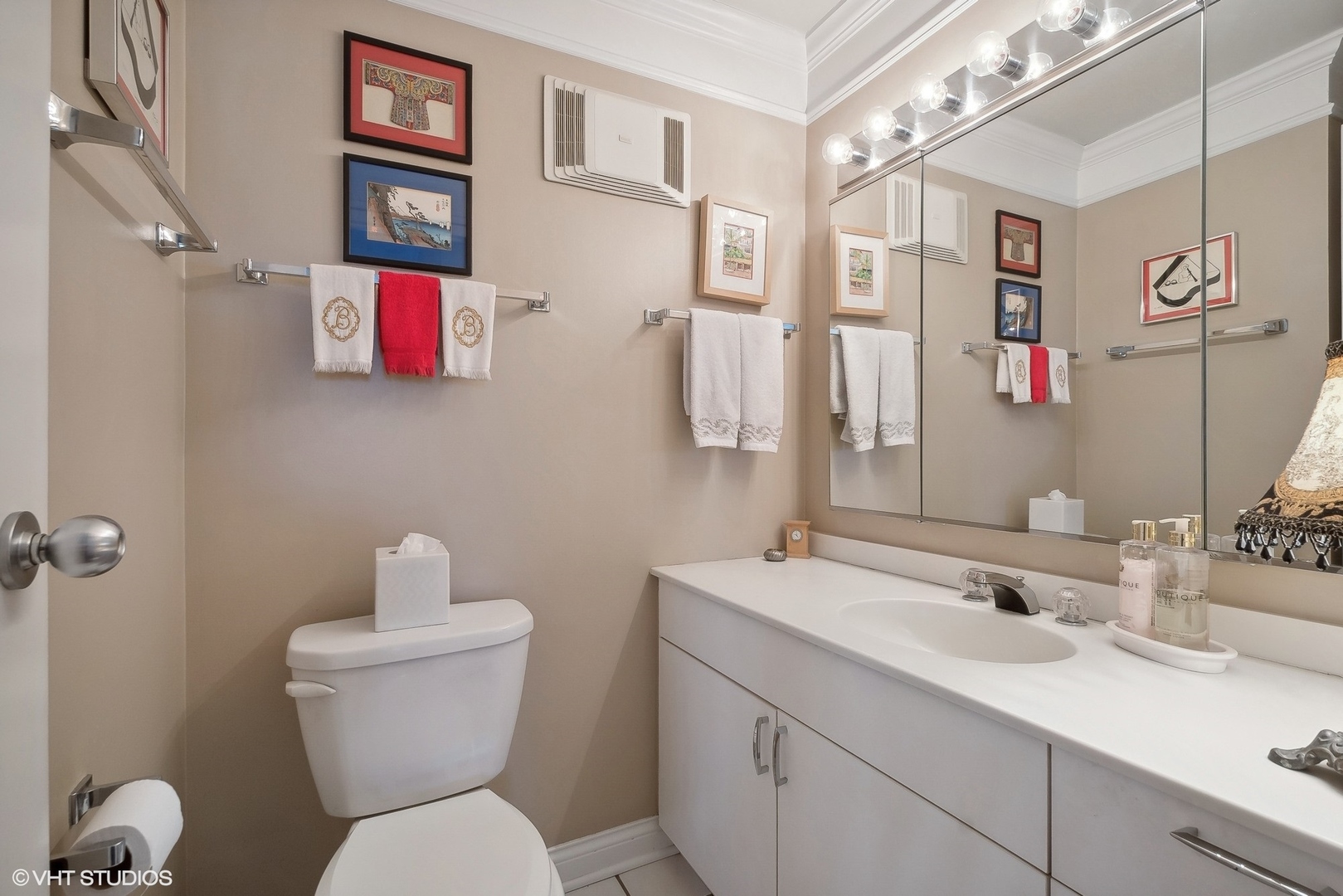 2555 Gross Point Road, Unit 412 Evanston, IL 60201 - Photo 18 of 26 a bathroom with a toilet sink and mirror