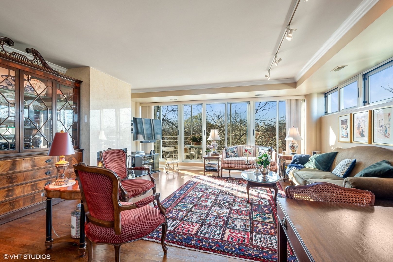2555 Gross Point Road, Unit 412 Evanston, IL 60201 - Photo 5 of 26 a living room with furniture and a large window