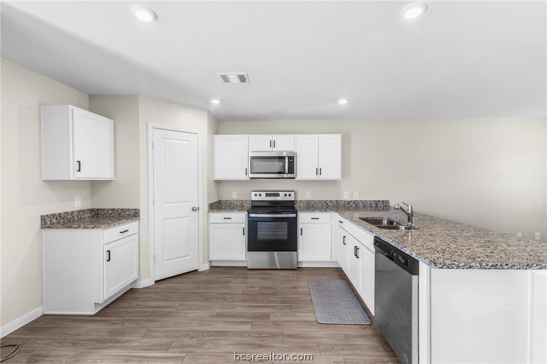 6044 Toby Bend Bryan, TX 77807 - Photo 10 of 28