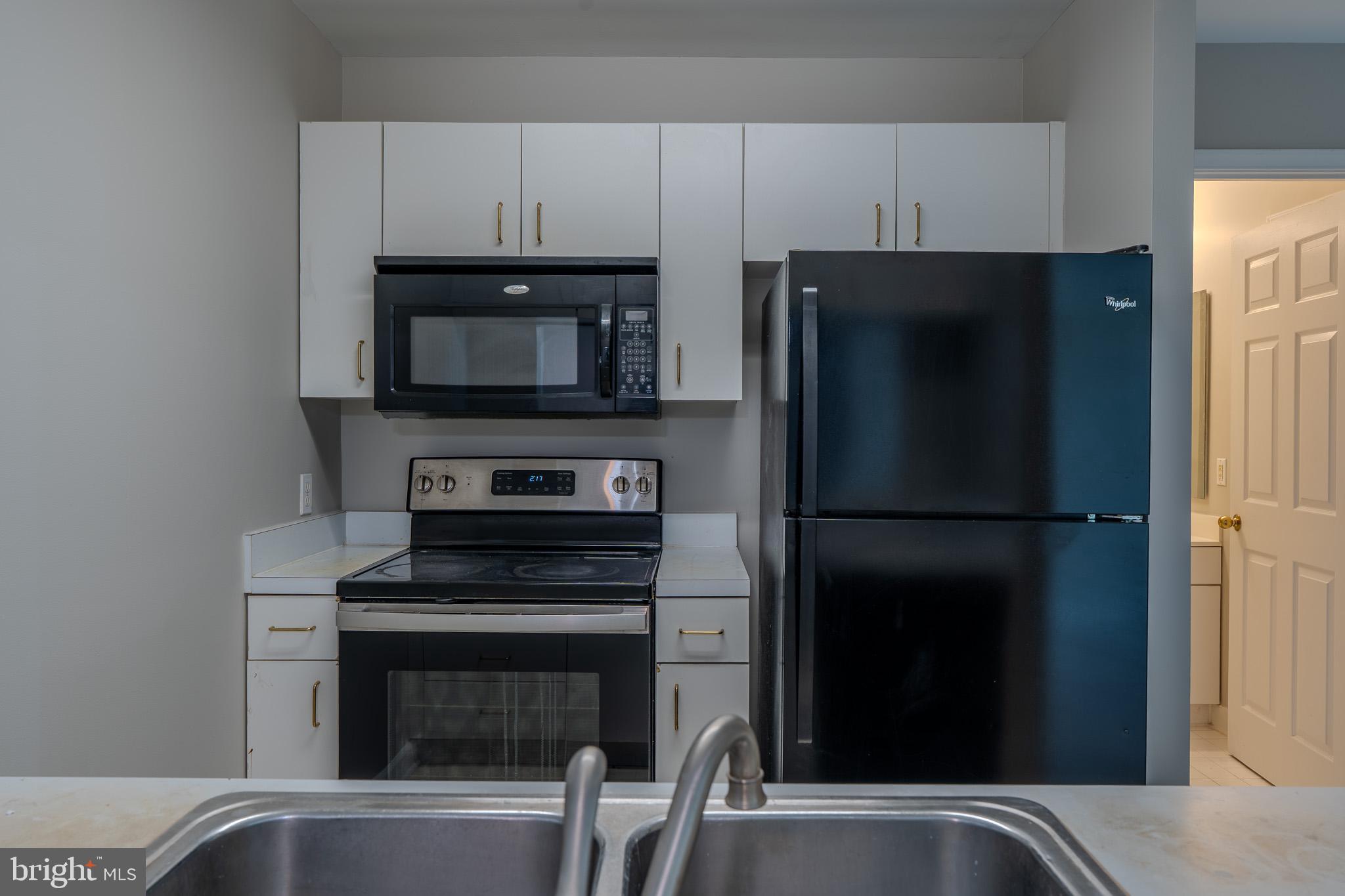 100 Harborview Drive, Unit 1208 Baltimore, MD 21230 - Photo 18 of 36 a kitchen with a refrigerator stove and microwave