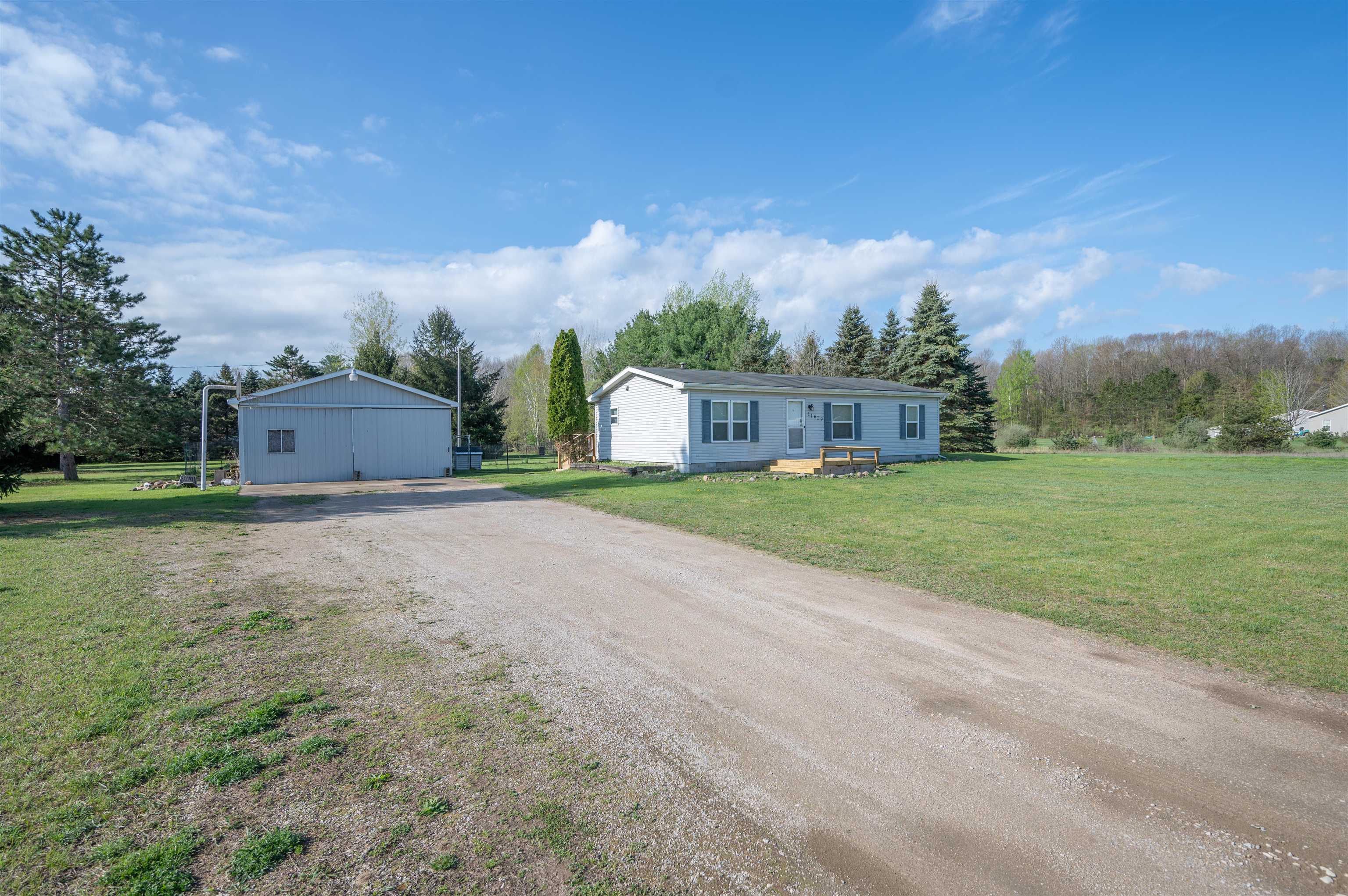 11619 Madison Road Riverdale, MI 48877 - Photo 3 of 25