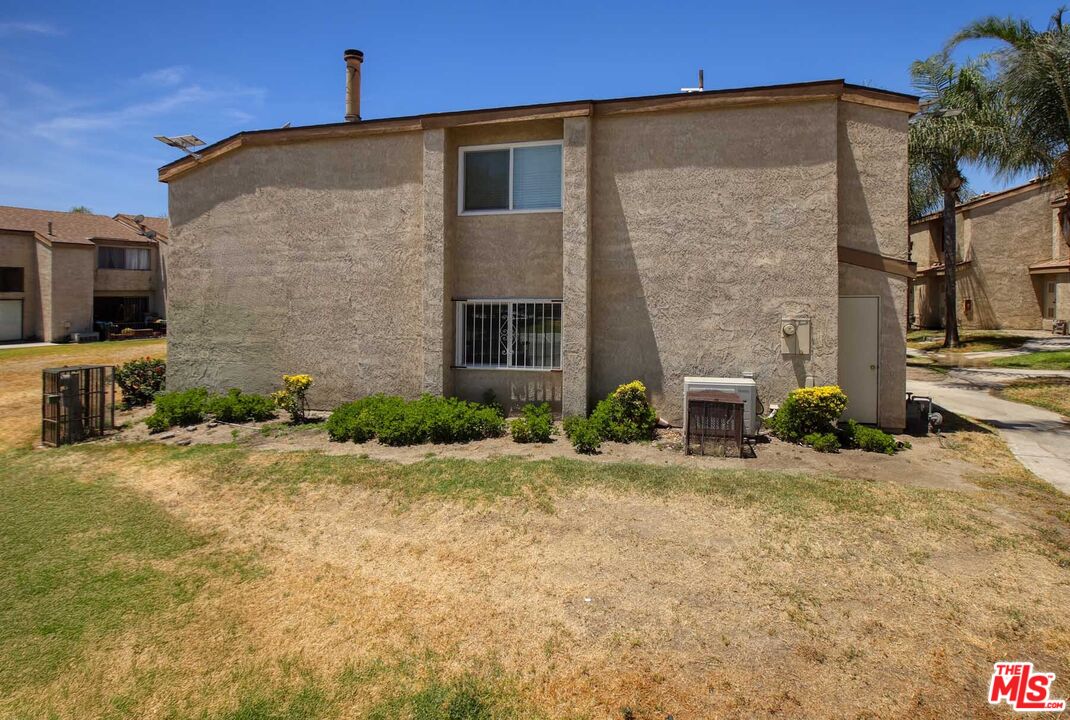 936 East Fairway Drive, Unit 23 Colton, CA 92324 - Photo 27 of 32 a backyard of a house with a small yard and outdoor seating