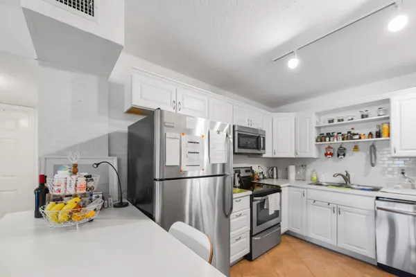 $2,650 | 2600 Greenwood Terrace, Unit 107, Boca Raton, FL 33431