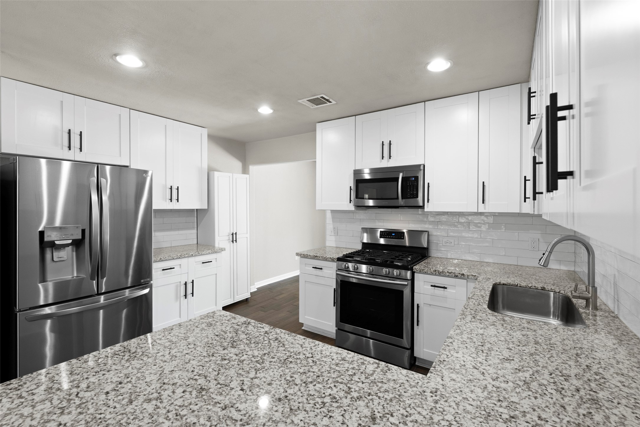 709 East 41st Street Houston, TX 77022 - Photo 10 of 25