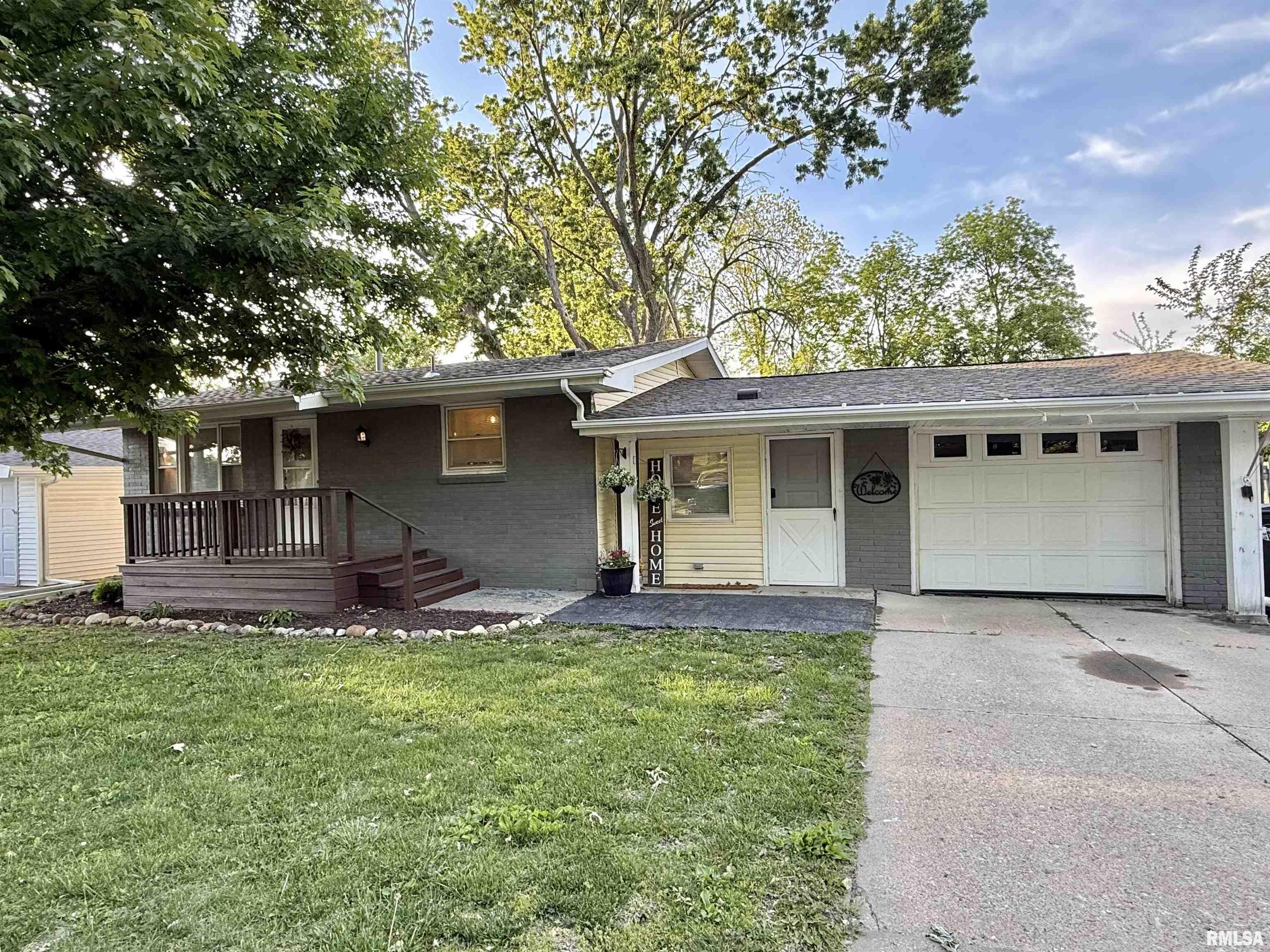 1035 East Myrtle Street Canton, IL 61520 - Photo 2 of 25