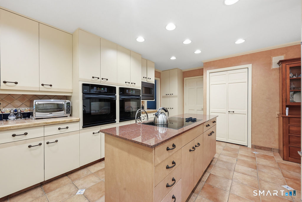 38 Cary Lane, Unit 38 Bloomfield, CT 06002 - Photo 8 of 36