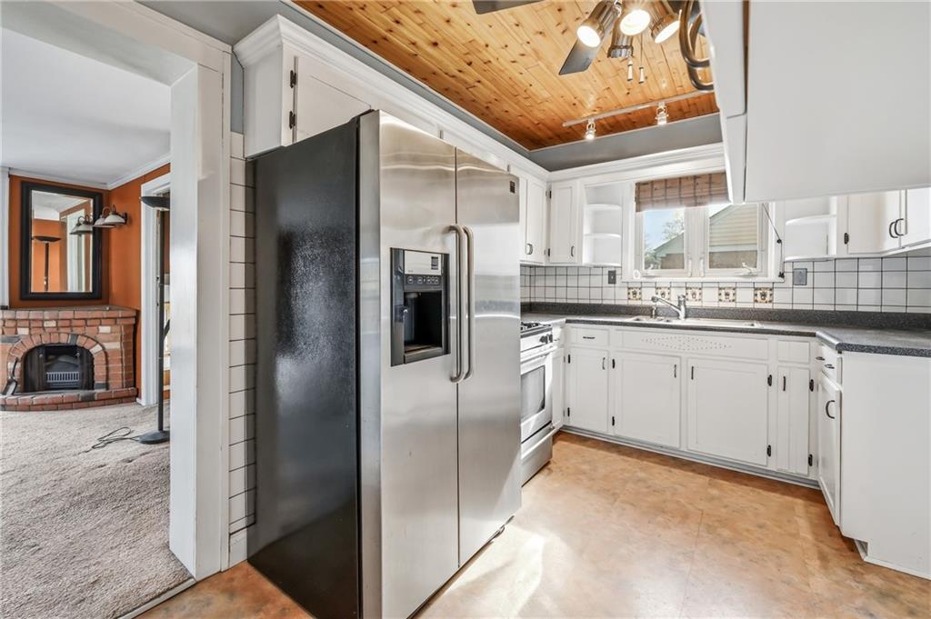 1027 Myrtle Place Sharon, PA 16146 - Photo 14 of 19 a kitchen with stainless steel appliances granite countertop a refrigerator a stove and a sink