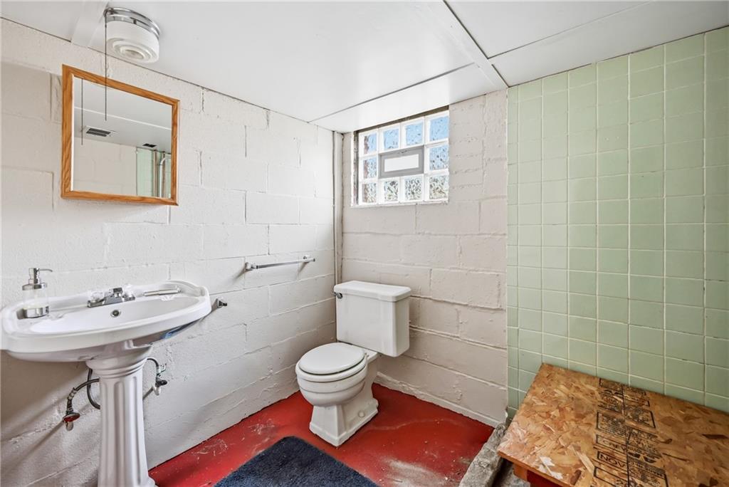 1027 Myrtle Place Sharon, PA 16146 - Photo 16 of 19 a bathroom with a sink toilet and shower