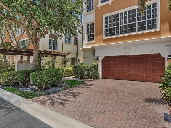 $995,000 | 5575 Northeast Trieste Way, Boca Raton, FL 33487
