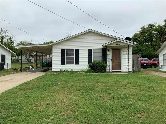 $1,300 | 620 Park Lane, Denton, TX 76205