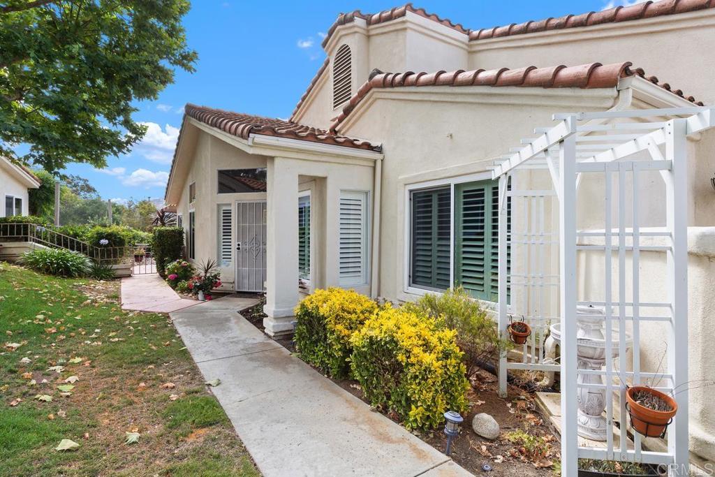 9046 Circle R Oaks Lane Escondido, CA 92026 - Photo 3 of 45