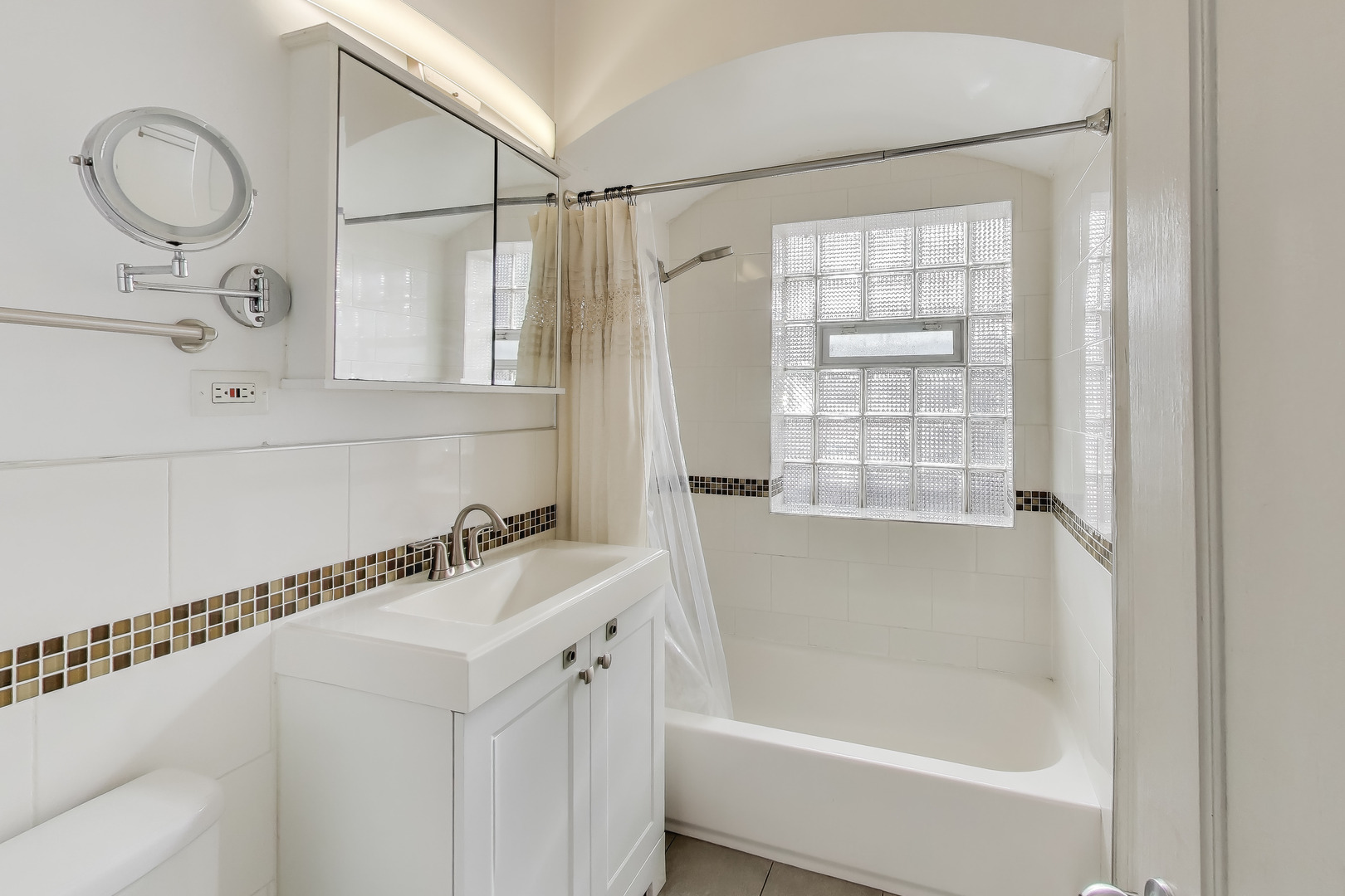 620 Elgin Avenue, Unit 2 Forest Park, IL 60130 - Photo 6 of 25 a bathroom with a bathtub a sink and a window