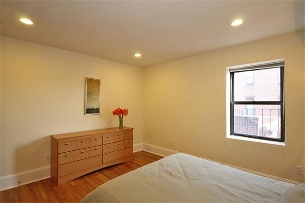 495-497 Beacon Street, Unit 10 Boston, MA 02215 - Photo 16 of 21 a bedroom with a bed and a dresser