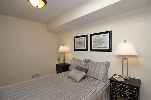 495-497 Beacon Street, Unit 10 Boston, MA 02215 - Photo 20 of 21 a bedroom with a bed and a lamp