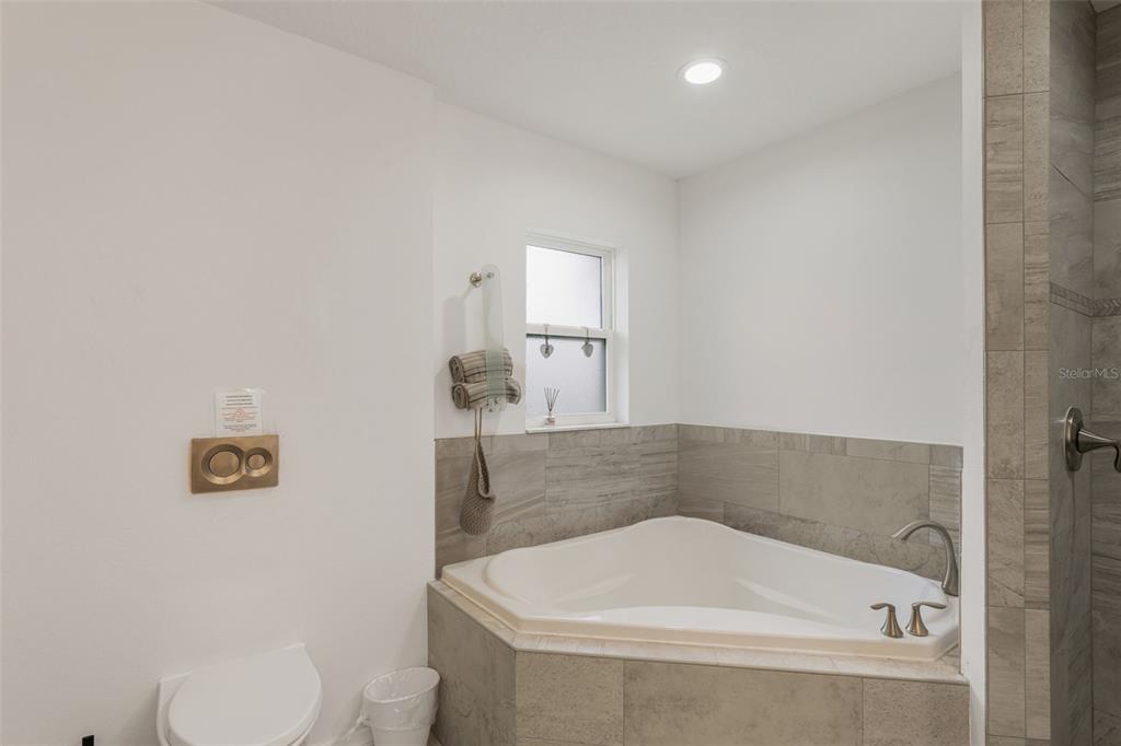 276 North Cunningham Avenue Inverness, FL 34453 - Photo 33 of 48 a bathroom with a tub and toilet