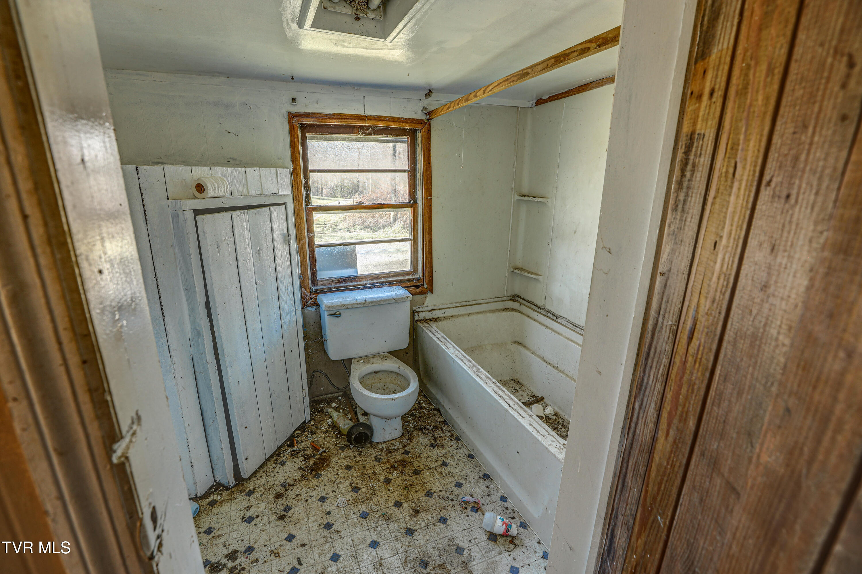 1693 Paperville Road Bristol, TN 37620 - Photo 32 of 35 AV4A5481_2_3_4_5