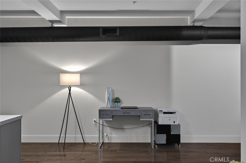 433 Pine Avenue, Unit 102 Long Beach, CA 90802 - Photo 15 of 60 a room with a table and chairs