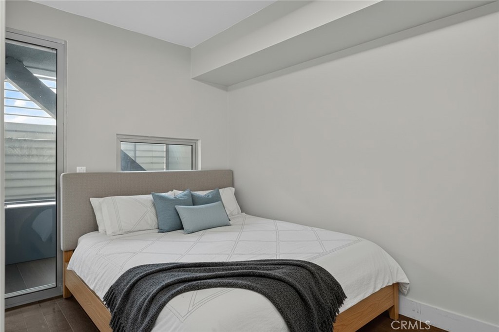 433 Pine Avenue, Unit 102 Long Beach, CA 90802 - Photo 18 of 60 a bedroom with a bed and mirror