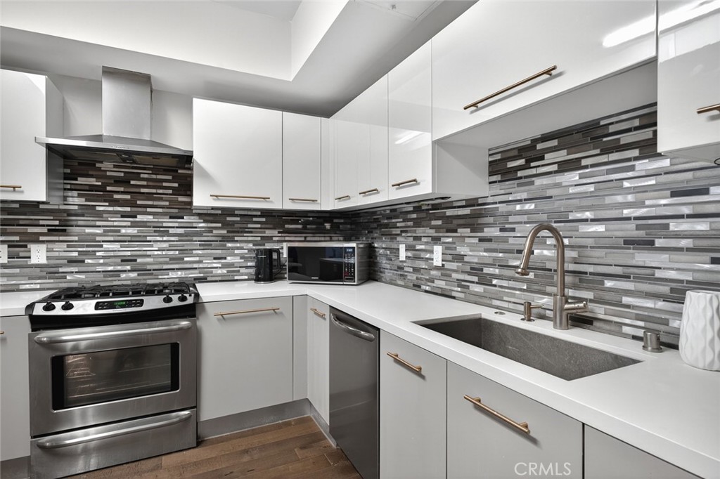 433 Pine Avenue, Unit 102 Long Beach, CA 90802 - Photo 21 of 60 a kitchen with a stove and a microwave