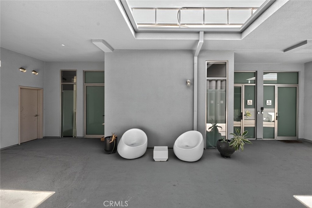 433 Pine Avenue, Unit 102 Long Beach, CA 90802 - Photo 32 of 60 a view of a room with gym equipment