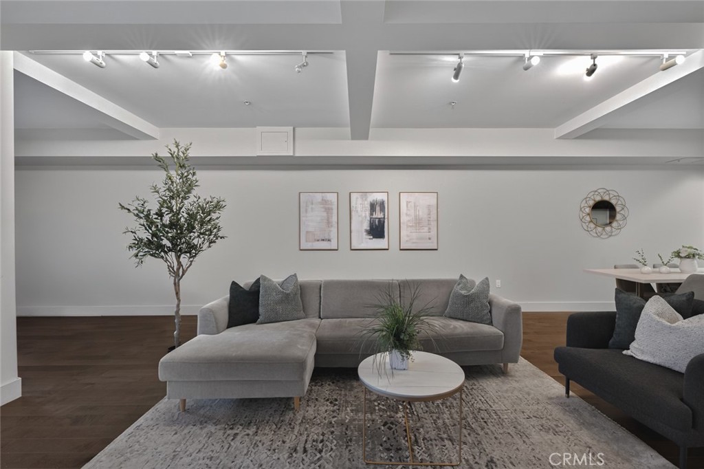 433 Pine Avenue, Unit 102 Long Beach, CA 90802 - Photo 7 of 60 a living room with furniture and a potted plant