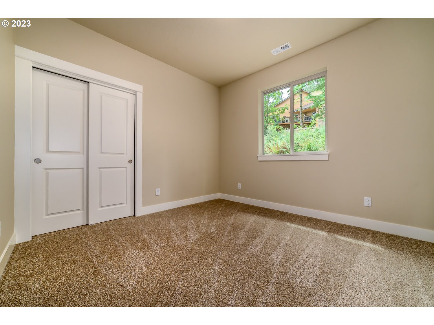 361 Mountaingate Drive Springfield, OR 97478 - Photo 26 of 35 a view of an empty room and window