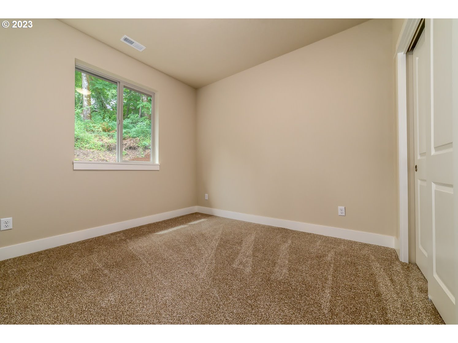 361 Mountaingate Drive Springfield, OR 97478 - Photo 29 of 35 a view of an empty room and window