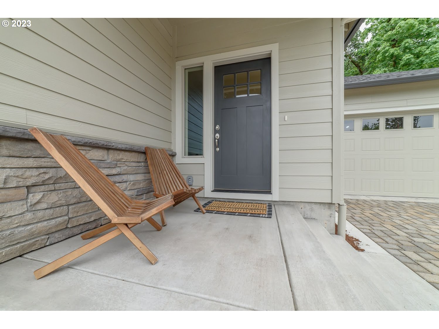 361 Mountaingate Drive Springfield, OR 97478 - Photo 6 of 35 a view of wooden floor with a chair