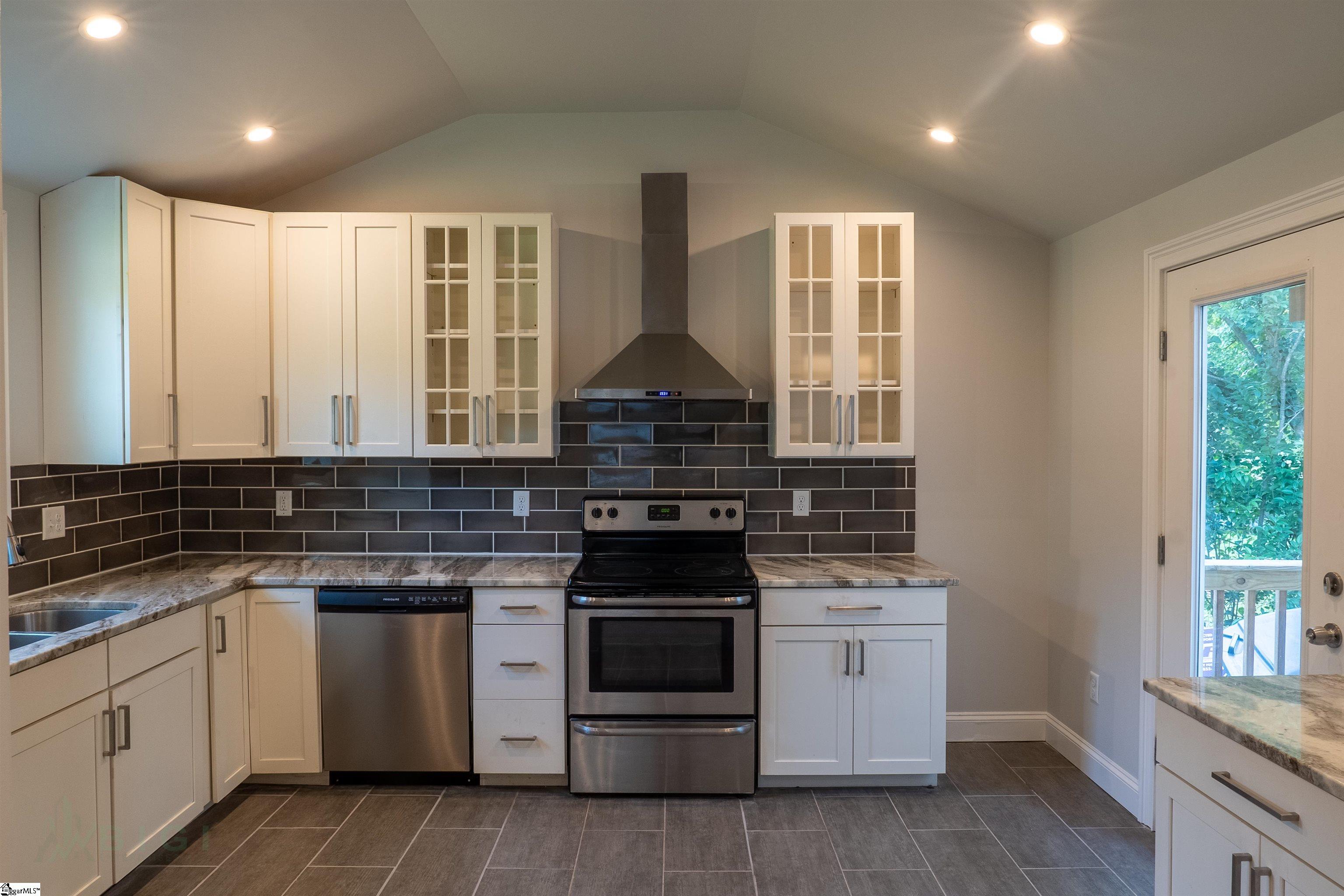 211 Crestfield Road Greenville, SC 29605 - Photo 3 of 35 Gallery Image 3