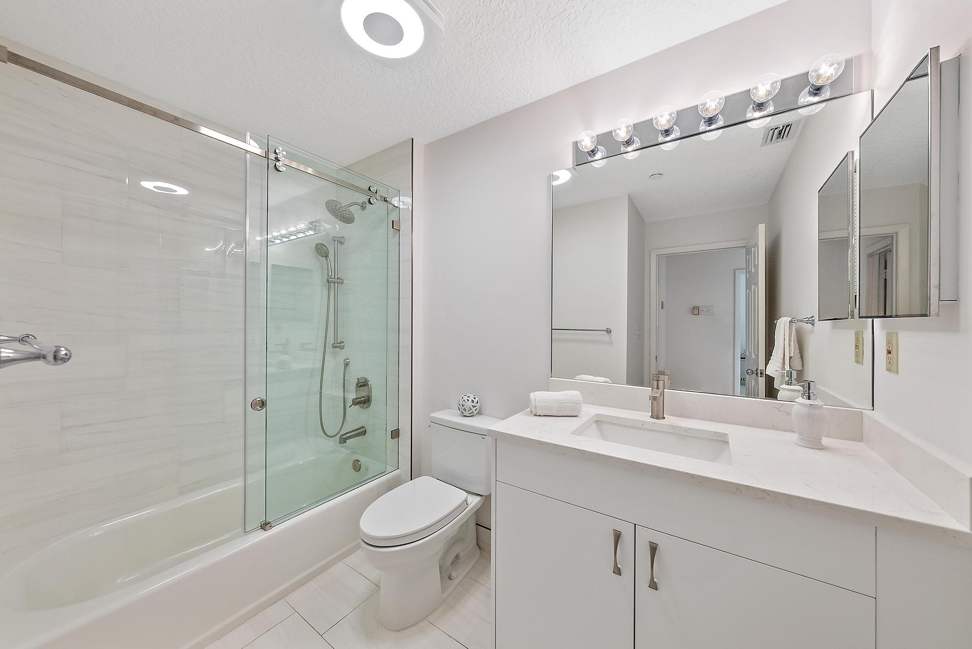 811 Oak Harbour Drive Juno Beach, FL 33408 - Photo 17 of 48 Guest Bathroom