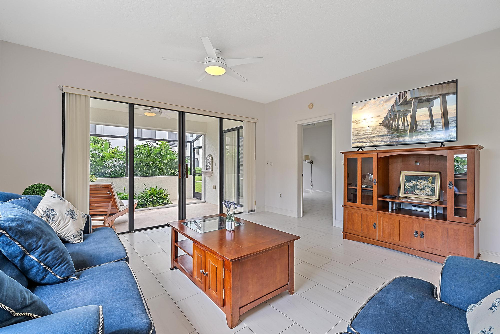 811 Oak Harbour Drive Juno Beach, FL 33408 - Photo 9 of 48 Living Room