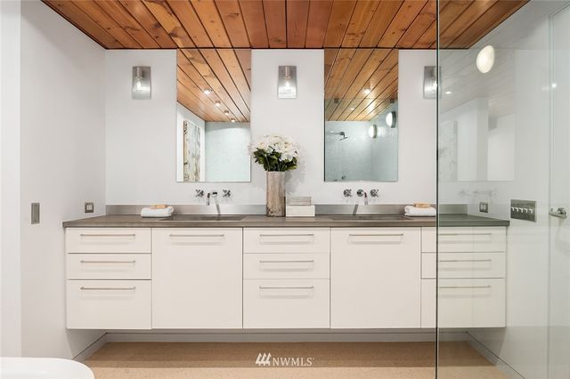 a picture of a wall with a white wall