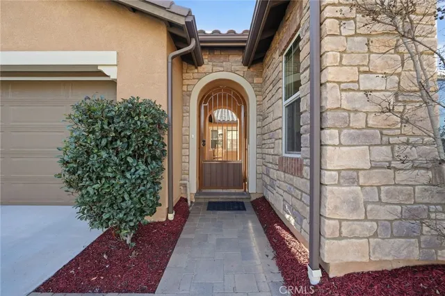 a view of entryway with a flower garden