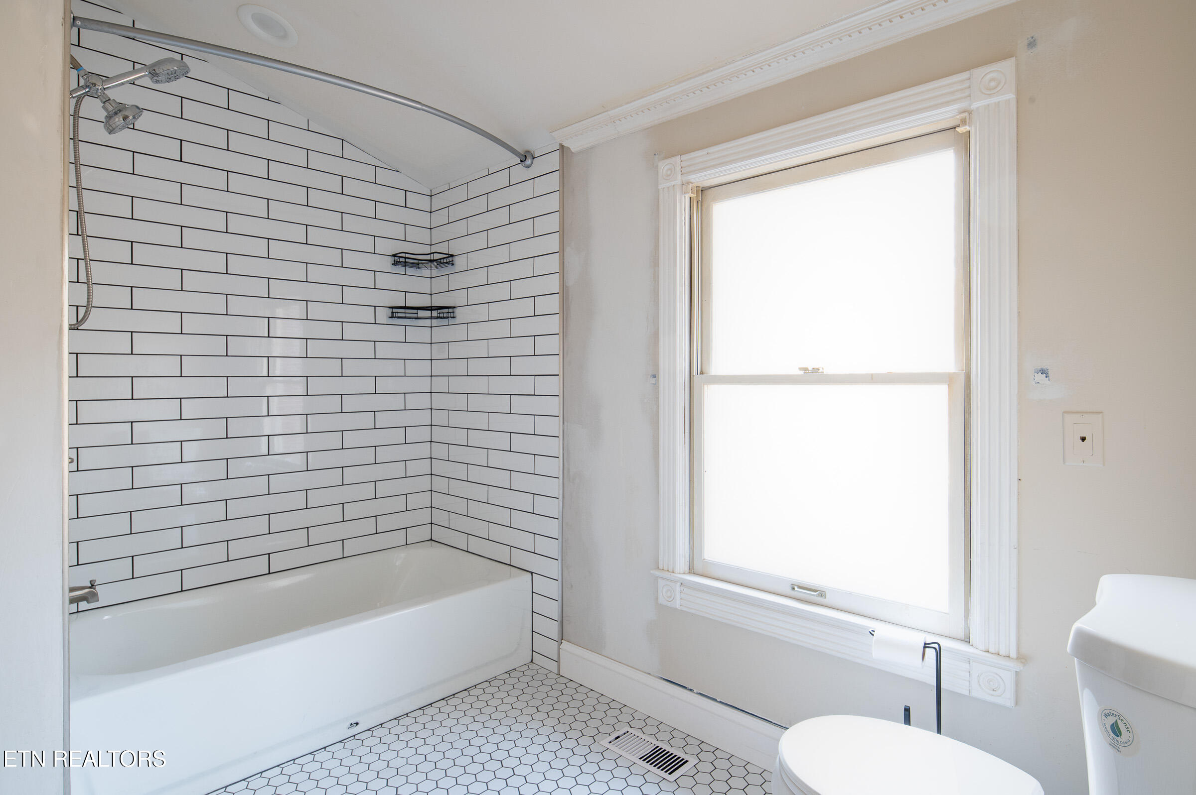 121 Watson Circle Clinton, TN 37716 - Photo 15 of 29 Primary bath