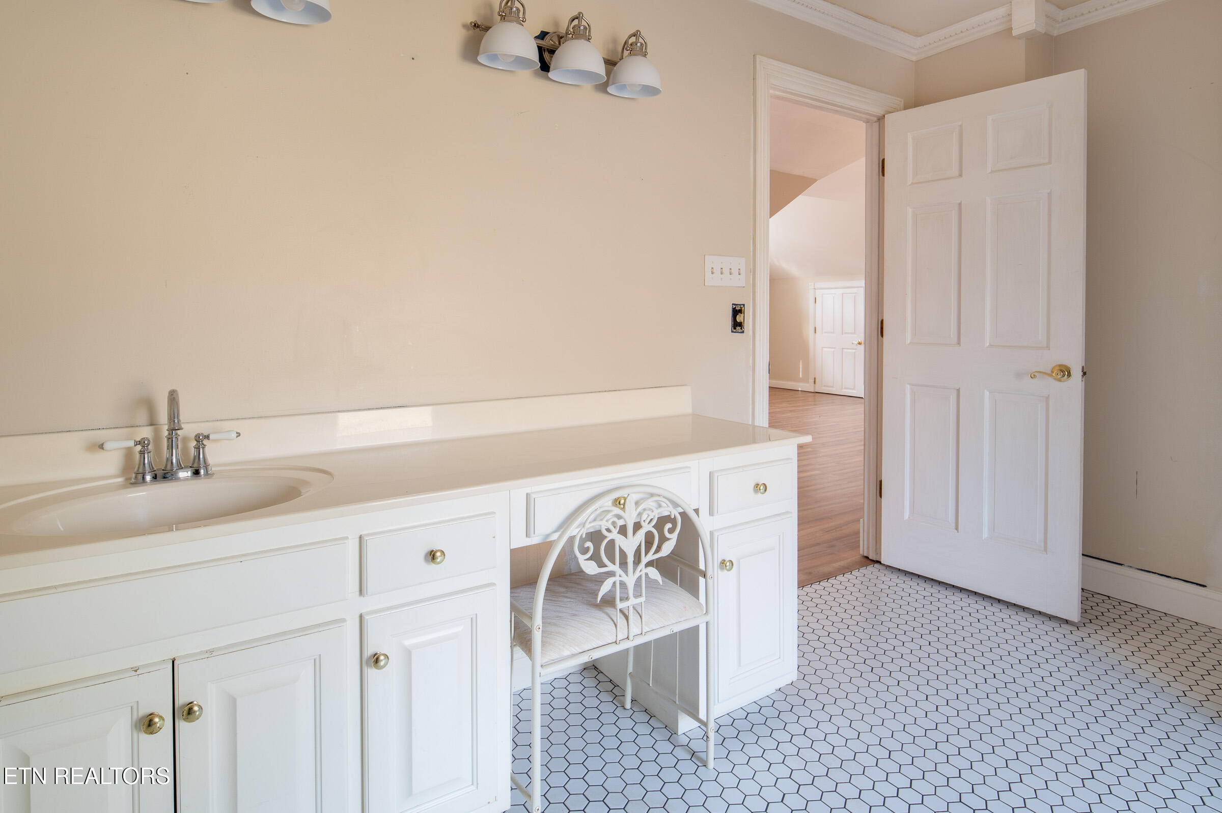 121 Watson Circle Clinton, TN 37716 - Photo 16 of 29 Primary Bath