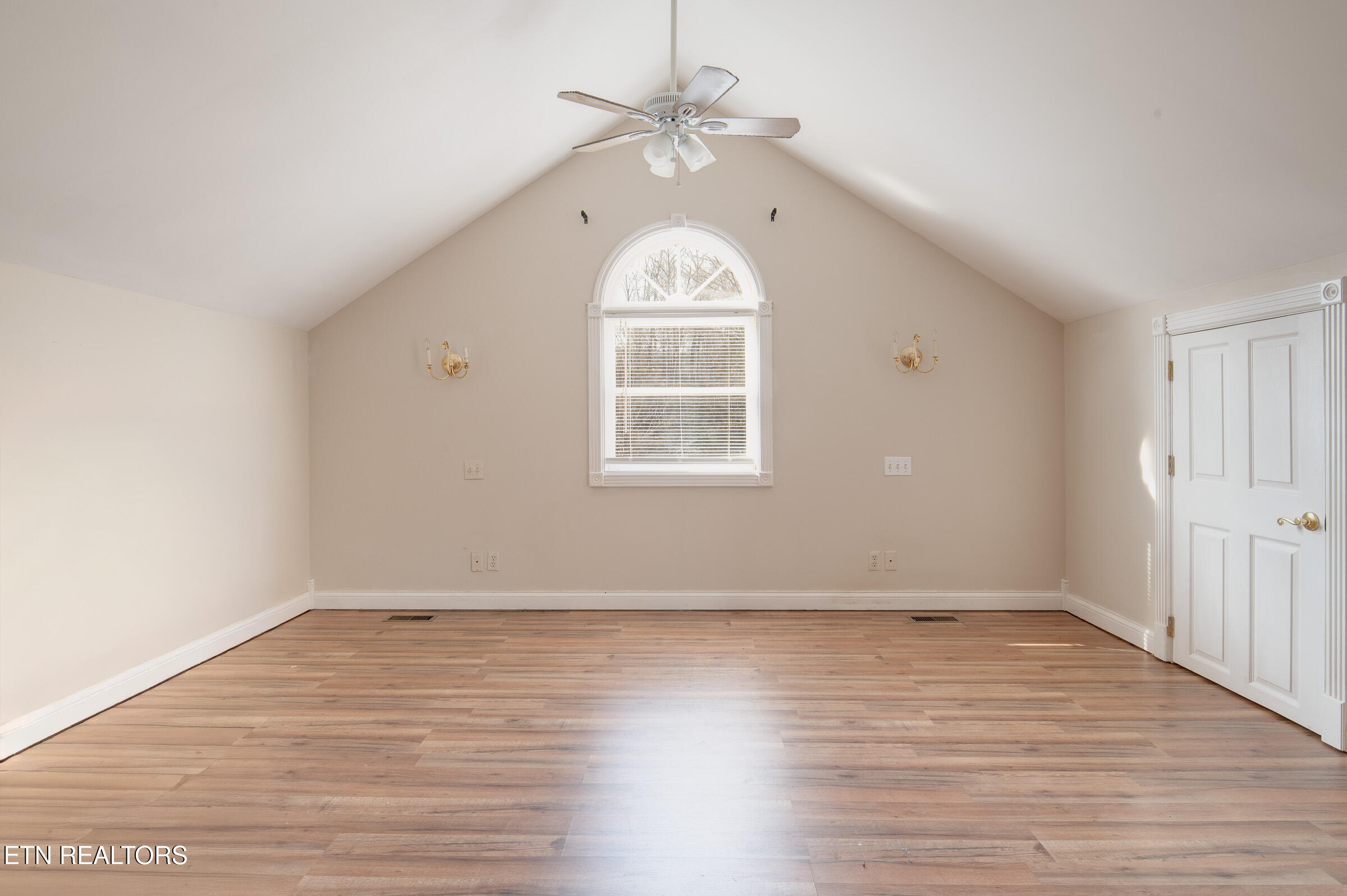 121 Watson Circle Clinton, TN 37716 - Photo 19 of 29 Primary suite