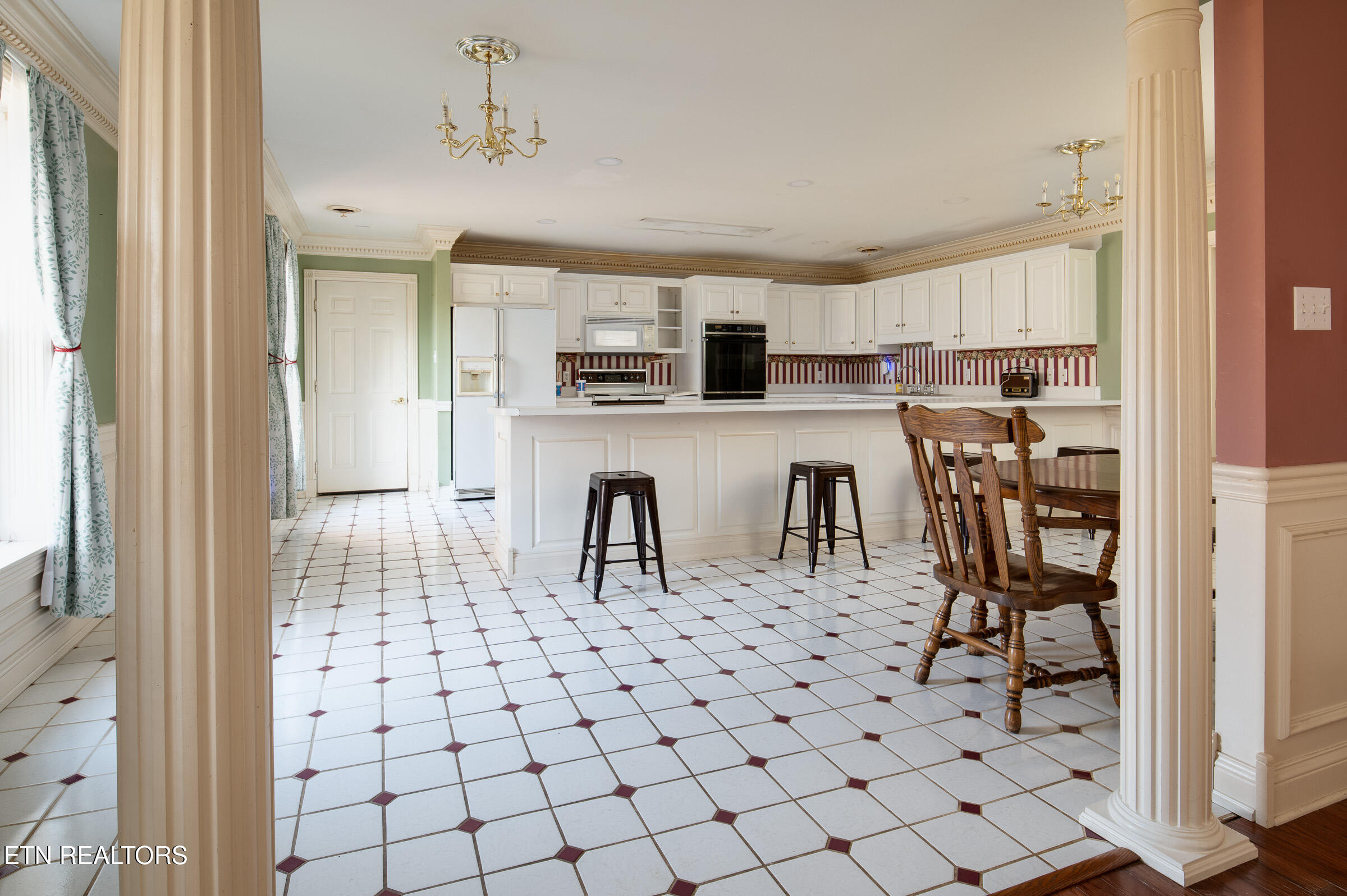 121 Watson Circle Clinton, TN 37716 - Photo 6 of 29 entry to kitchen